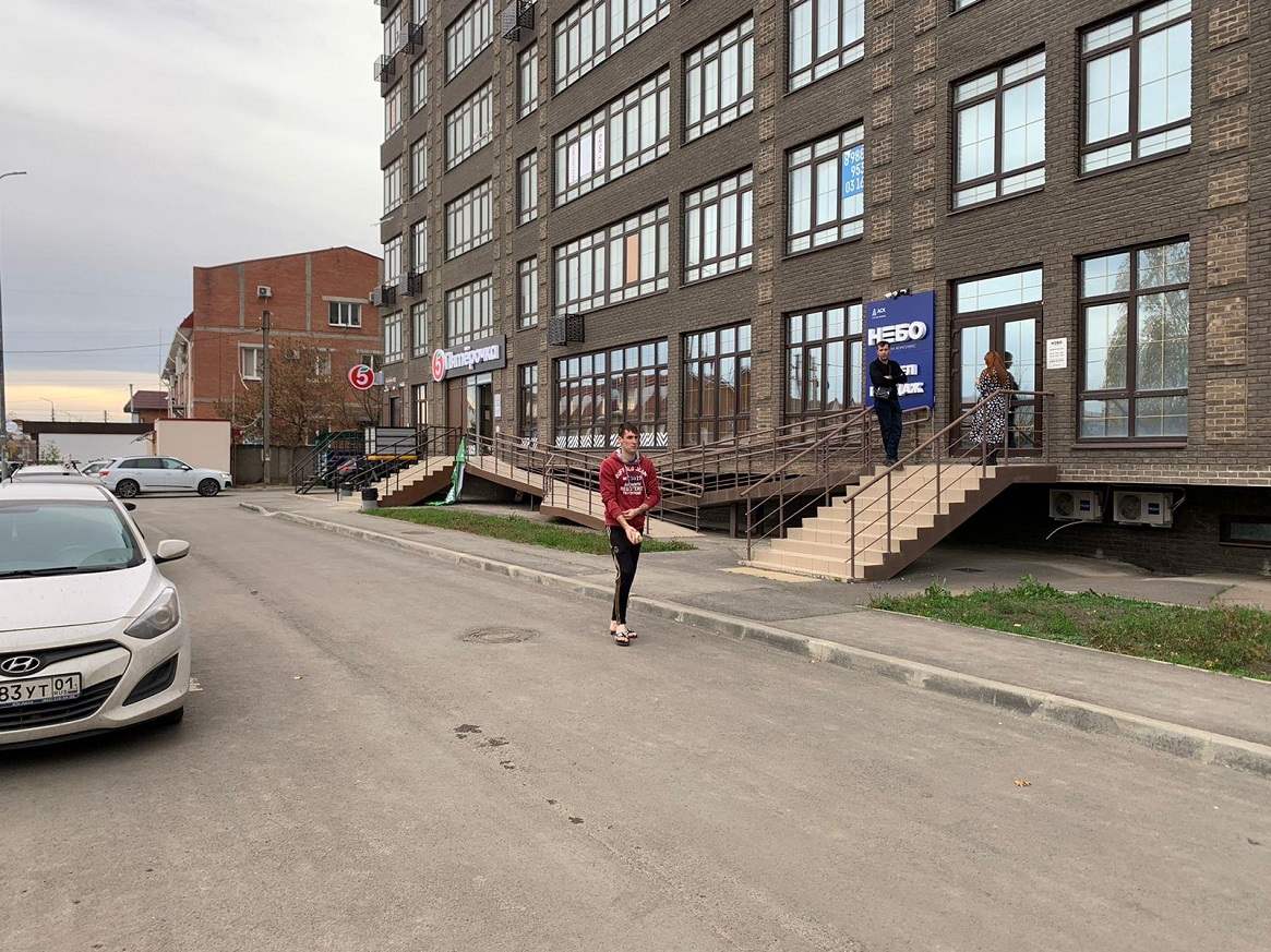 Продается торговое помещение в Краснодаре в районе ул. Дзержинского на первом этаже жилого комплекса, купить торговое помещение свободной планировки в Краснодаре